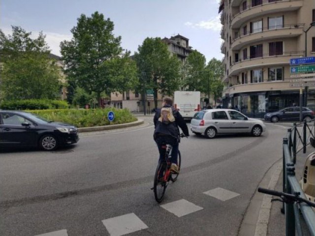 un vélo sur un rond point 1277